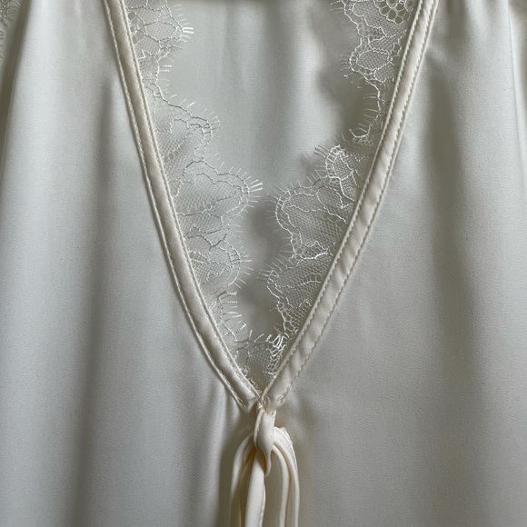 Beautiful Banana Republic Blouse - Picture 2 of 5